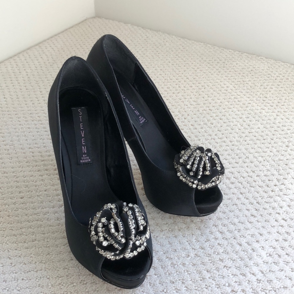 Platinum stones line the floret on toe. Super sexy for date or black tie event!